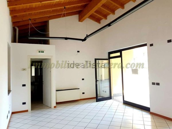 locale commerciale in vendita a Sesto Calende