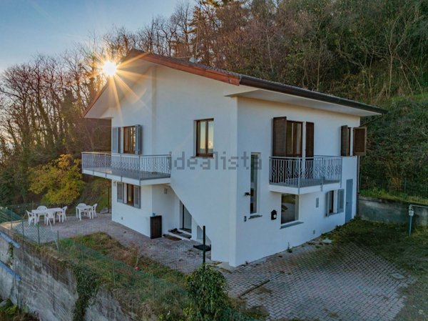 casa indipendente in vendita a Sesto Calende