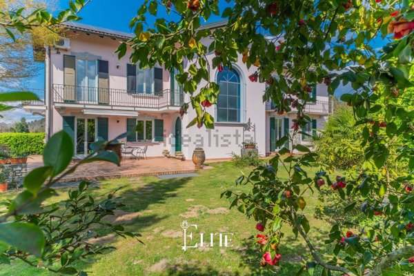 casa indipendente in vendita a Sesto Calende in zona Sant'Anna