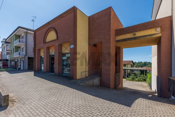 locale commerciale in vendita a Sesto Calende