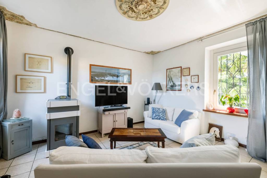 casa indipendente in vendita a Sesto Calende in zona Lisanza