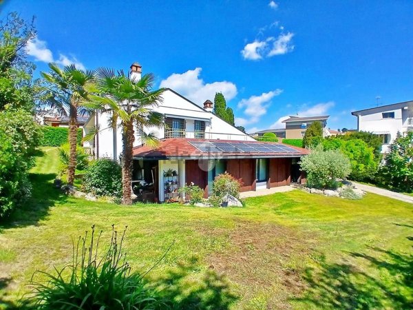 casa indipendente in vendita a Sesto Calende