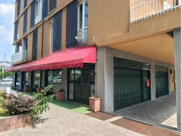 negozio in vendita a Sesto Calende