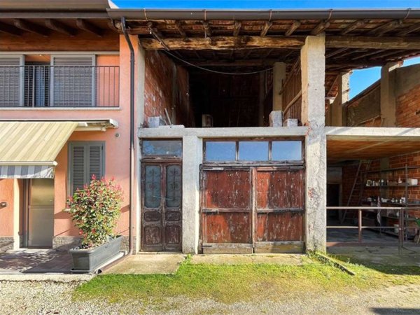 casa indipendente in vendita a Sesto Calende in zona Lisanza