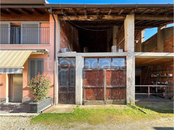 appartamento in vendita a Sesto Calende in zona Lisanza