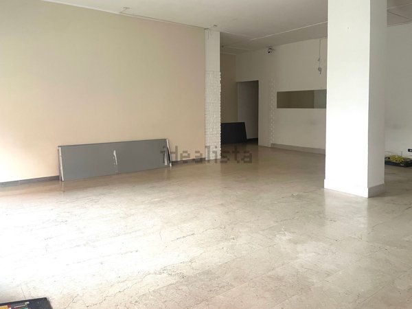 locale commerciale in vendita a Sesto Calende