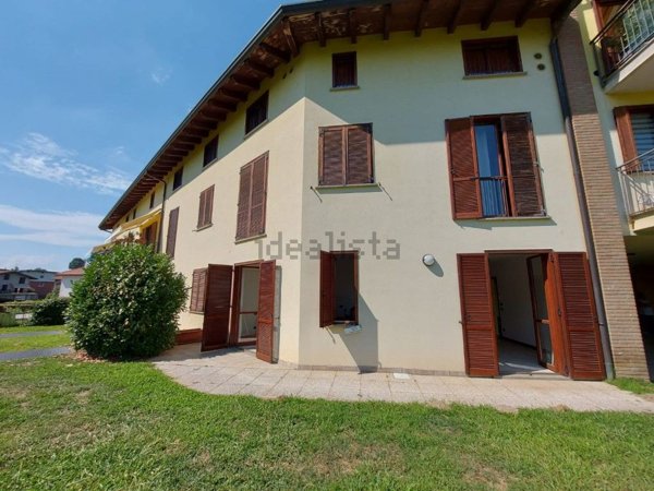 appartamento in vendita a Sesto Calende in zona Oneda