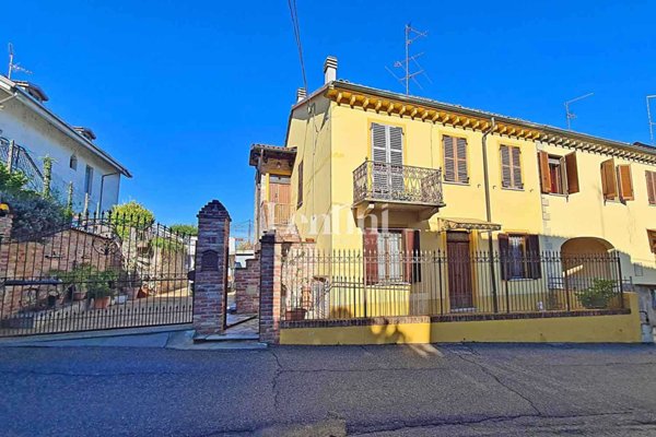 casa indipendente in vendita a Sesto Calende in zona Sant'Anna