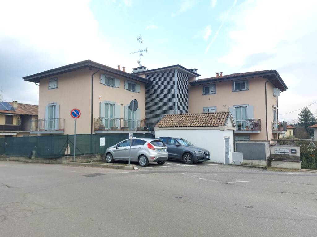appartamento in vendita a Sesto Calende in zona Oneda