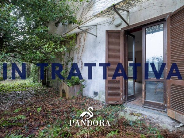 casa indipendente in vendita a Sesto Calende