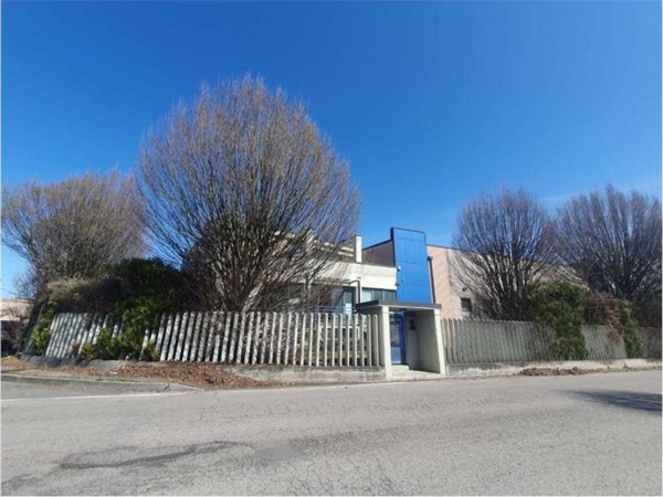 locale commerciale in vendita a Sesto Calende