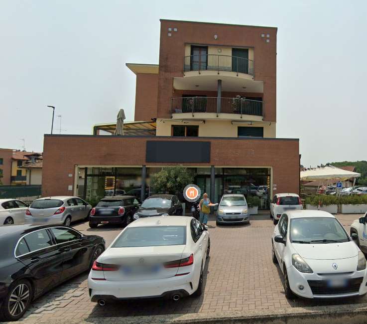 locale commerciale in vendita a Sesto Calende