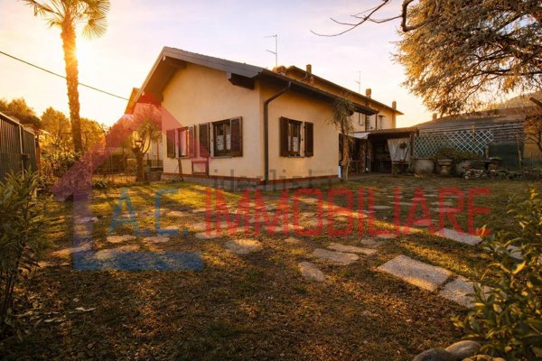 casa indipendente in vendita a Sesto Calende