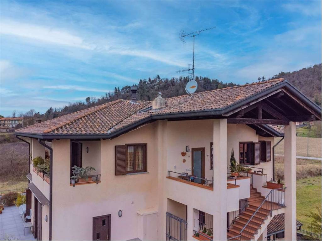 appartamento in vendita a Sesto Calende in zona Oca