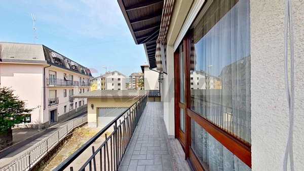 casa indipendente in vendita a Sesto Calende