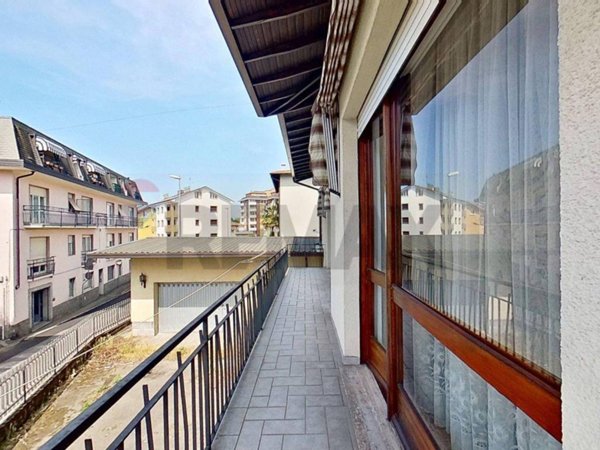 casa indipendente in vendita a Sesto Calende