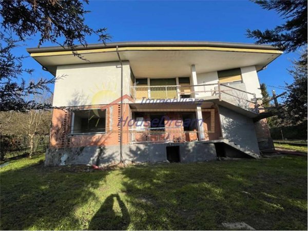 casa indipendente in vendita a Sesto Calende in zona Lisanza