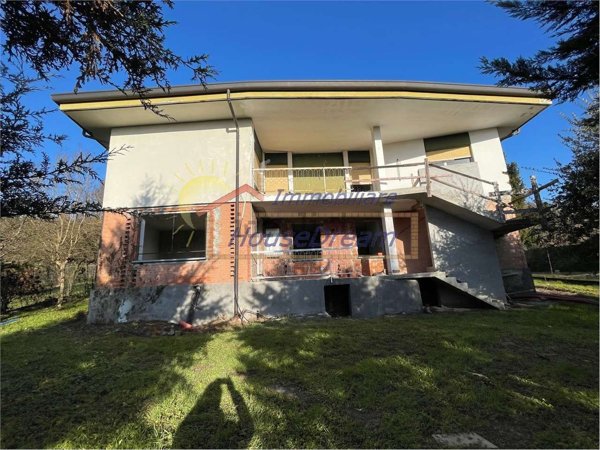 casa indipendente in vendita a Sesto Calende in zona Lisanza