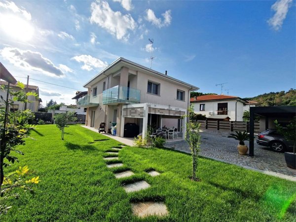 casa indipendente in vendita a Sesto Calende