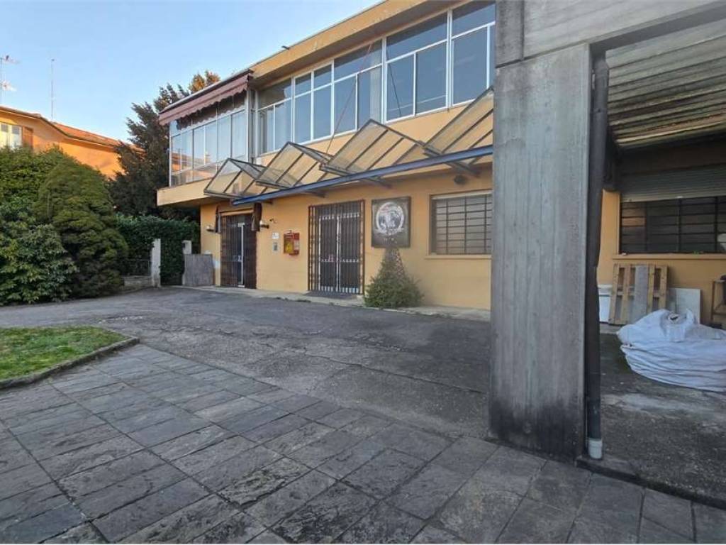 intera palazzina in vendita a Sesto Calende