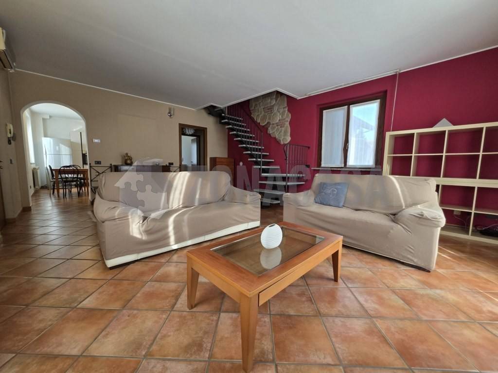 appartamento in vendita a Sesto Calende in zona Lisanza