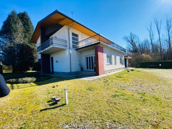 casa indipendente in vendita a Sesto Calende