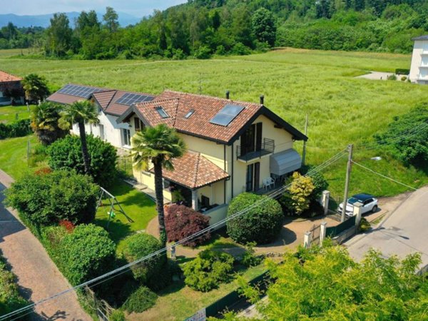 casa indipendente in vendita a Sesto Calende in zona Sant'Anna