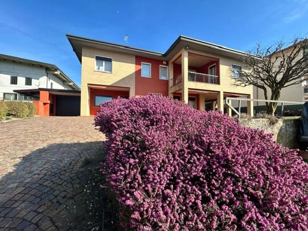 casa indipendente in vendita a Sesto Calende