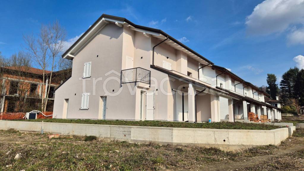 casa indipendente in vendita a Sesto Calende