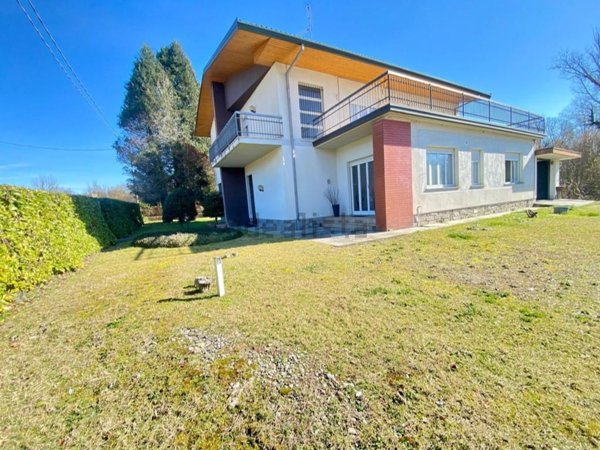 casa indipendente in vendita a Sesto Calende