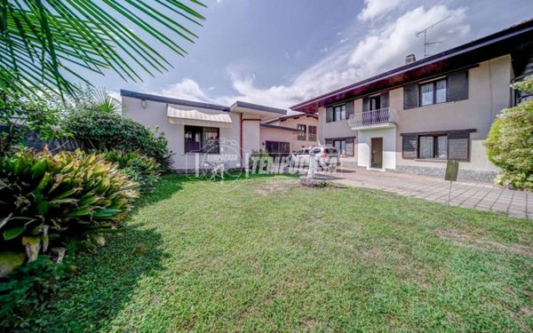 casa indipendente in vendita a Sesto Calende