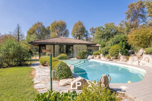 casa indipendente in vendita a Sesto Calende