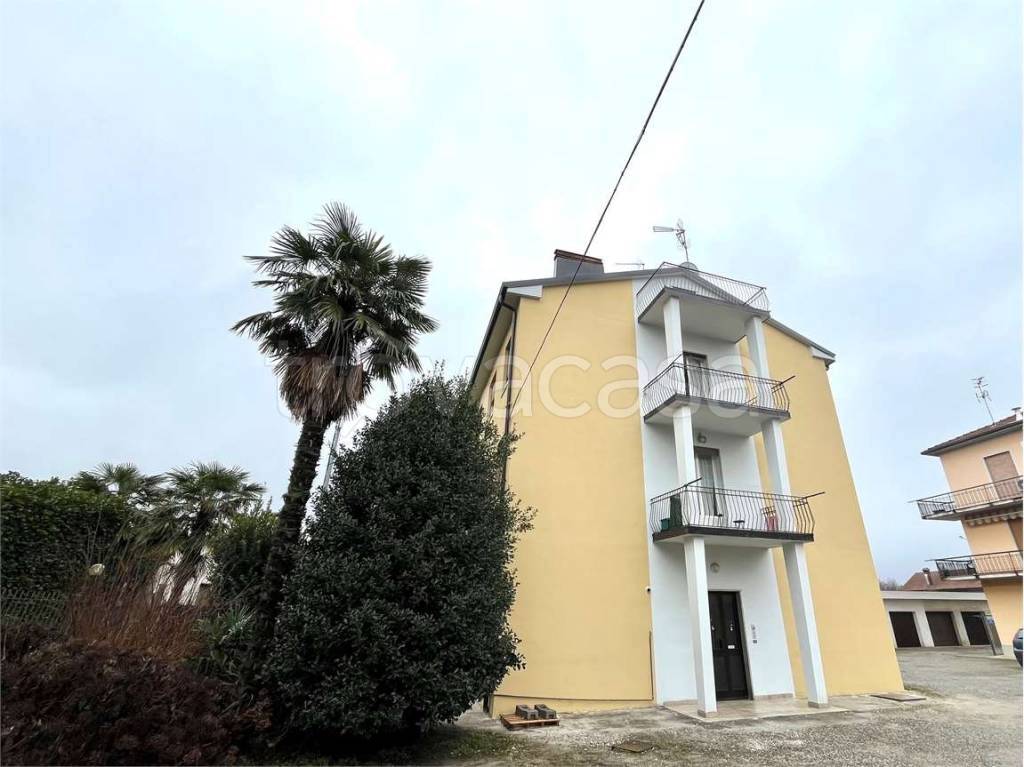 appartamento in vendita a Sesto Calende in zona Oneda