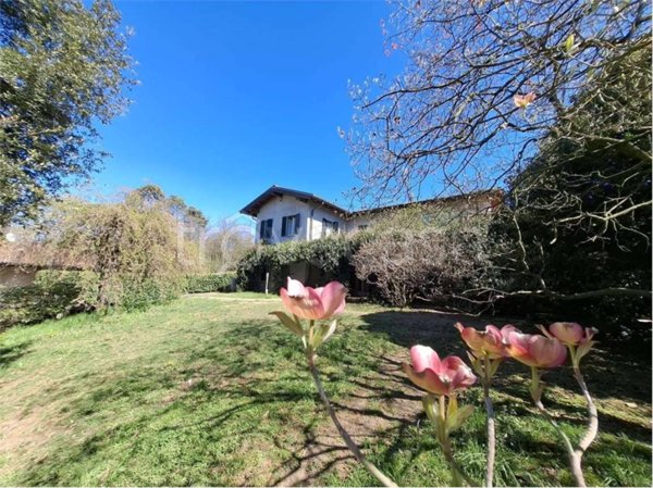 casa indipendente in vendita a Sesto Calende