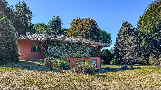 casa indipendente in vendita a Sesto Calende in zona Lisanza