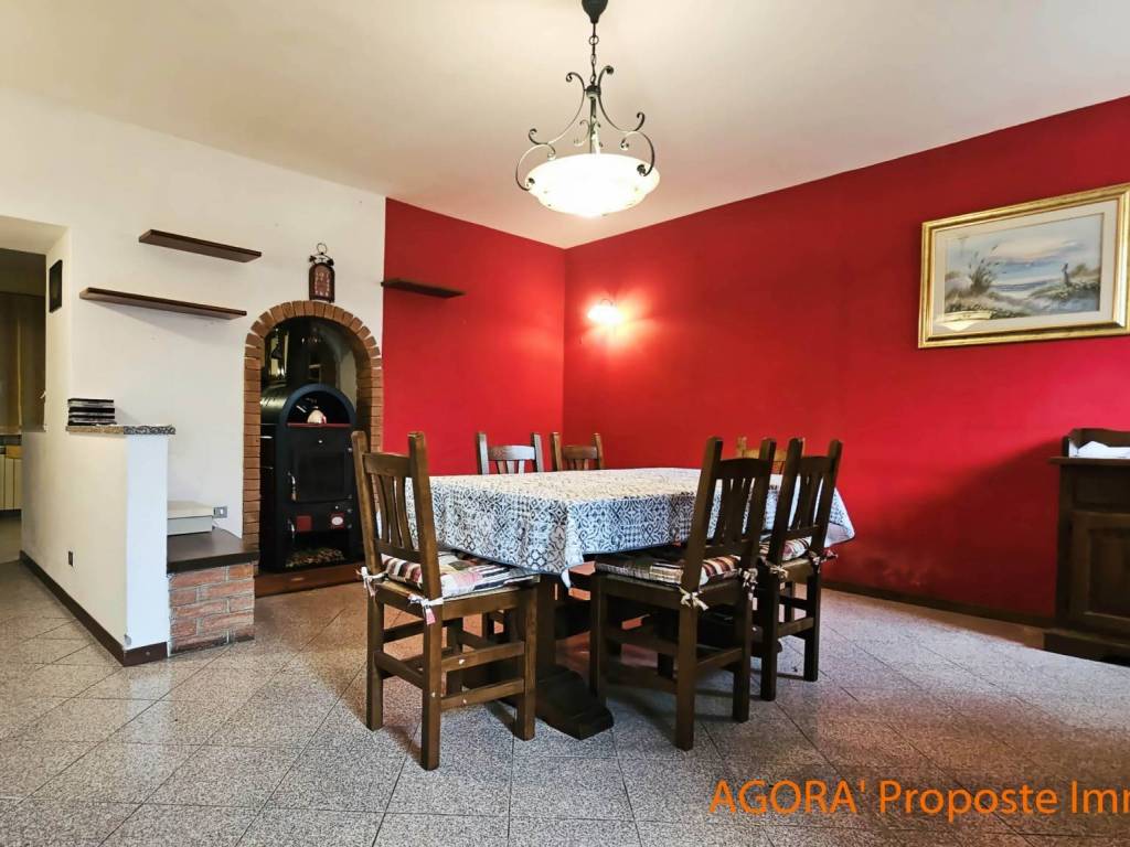 casa indipendente in vendita a Sesto Calende