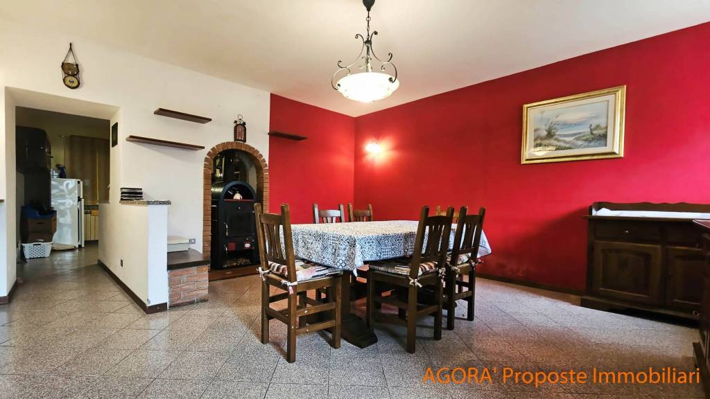 casa indipendente in vendita a Sesto Calende in zona Lentate