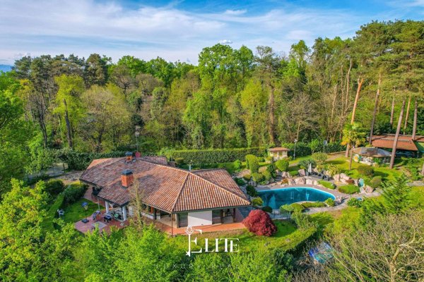 casa indipendente in vendita a Sesto Calende