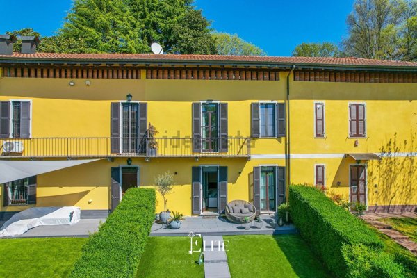 casa indipendente in vendita a Sesto Calende in zona Lisanza