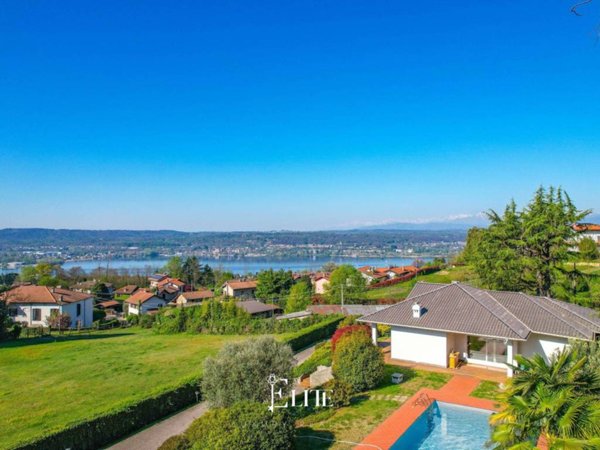 casa indipendente in vendita a Sesto Calende in zona Cocquo