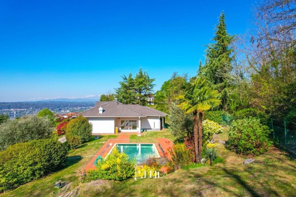 casa indipendente in vendita a Sesto Calende