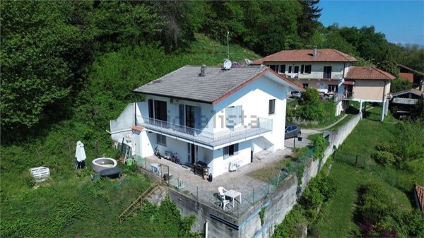 casa indipendente in vendita a Sesto Calende