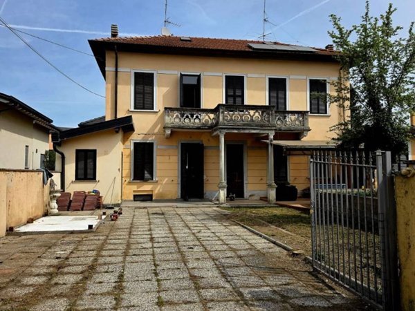 casa indipendente in vendita a Sesto Calende