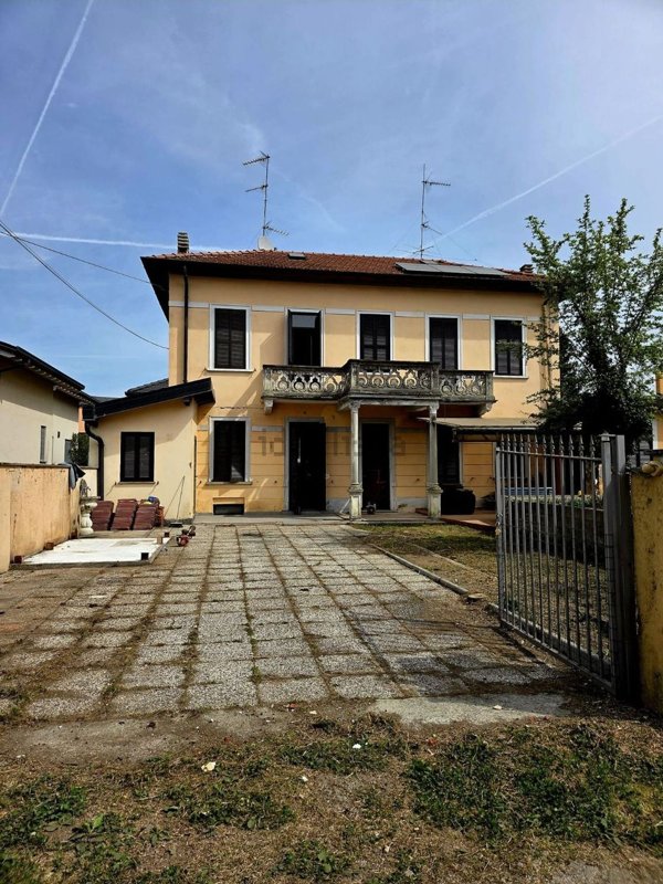 casa indipendente in vendita a Sesto Calende