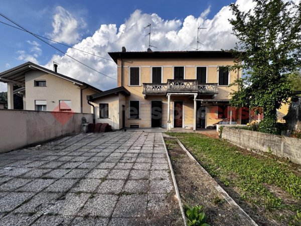 casa indipendente in vendita a Sesto Calende