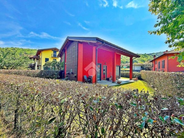 casa indipendente in vendita a Sesto Calende in zona Lentate