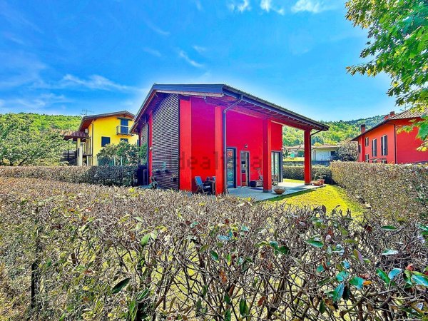 casa indipendente in vendita a Sesto Calende in zona Lentate