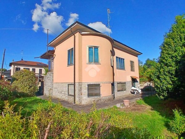 casa indipendente in vendita a Sesto Calende