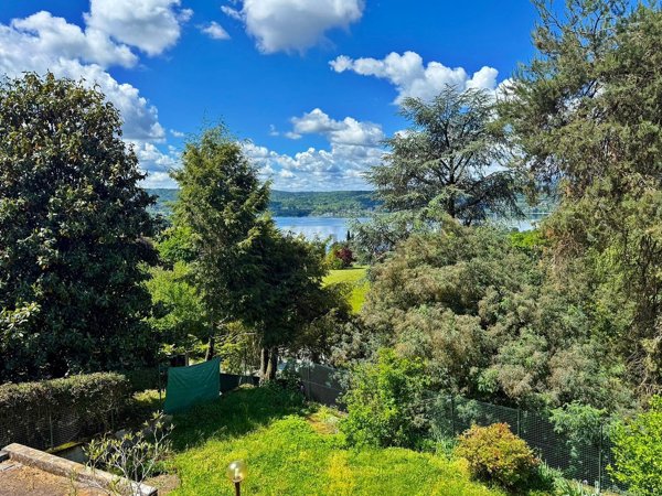 casa indipendente in vendita a Sesto Calende