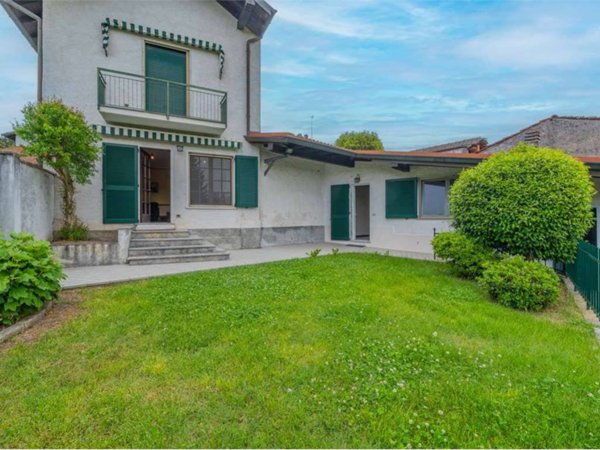 casa indipendente in vendita a Sesto Calende